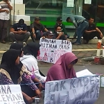 Puluhan masyarakat yang tergabung dalam Koalisi Masyarakat Perjuangan Klatakan atau Klompak saat demo di PN Jember.