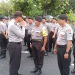 Kapolres Tuban, AKBP Fadly Samad saat memeriksa personel. foto: SUWANDI/ BANGSAONLINE