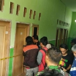 Warga berkerumun di depan kamar kos korban.