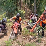 Tim berangkat melakukan pemantauan ke titik api.