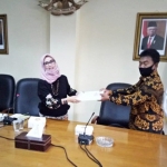 Ketua Komisi A menerima laporan hasil jajak pendapat dua dusun dari ketua pokja pemekaran.