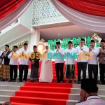 Gubernur Jawa Timur Khofifah Indar Parawansa dan Prof Dr KH Asep Saifuddin Chalim, MA serta tokoh lain foto bersama usai peresmian Masjid Raya Islamic Centre di Jalan Raya Dukuh Kupang Surabaya, Sabtu (18/3/2023). Foto: MMA/BANGSAONLINE