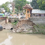JEBOLAN BARU: Kondisi tanggul Sungai Sadar di Kota Mojokerto makin mengkhawatirkan dan membahayakan. 
