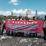 DLHK Sidoarjo memasang spanduk penutupan TPS liar di Desa Trompoasri Jabon, Selasa (14/4/2026). foto ist