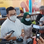 Pasangan Calon Bupati Kediri dan Wakil Bupati Kediri 2020 terpilih, Hanindhito Himawan Pramana dan Dewi Mariya Ulfa saat memberi keterangan kepada wartawan. foto: MUJI HARJITA/ BANGSAONLINE