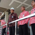 Sekda Gentur Sanjoyo didampingi sejumlah pejabat menggelar sidak untuk memastikan GMSC tuntas tepat waktu. foto: YUDI EP/ BANGSAONLINE