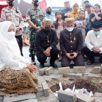 Bupati Ikfina ketika menghadiri Ruwat Pasar di Pasar Rakyat Trowulan.