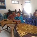 Suasana saat pertemuan antara warga terdampak dengan PT DFMI.