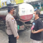 Petugas Satuan Binmas Polres Mojokerto Kota saat melakukan pengecekan di salah satu agen penyalur minyak goreng.