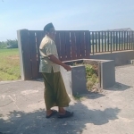 Pengurus masjid di Perumahan Arum sedang menunjukkan bak sampah yang terbuka tanpa ada penutupnya usai raib digondol kawanan maling.