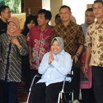 Wali Kota Risma saat baru keluar dari Gedung Grahadi Amerta RSUD dr Soetomo, Surabaya, setelah dirawat selama delapan hari. foto: Yudi Arianto/ BANGSAONLINE