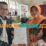 Anggota Divisi Data dan Riset Jadi Jatim, Rony Julianto Tri Ernowo, saat menyerahkan Surat Pengantar kepada Ketua KPU Kabupaten Kediri, Ninik Sunarmi. Foto: MUJI HARJITA/BANGSAONLINE