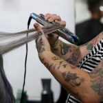 Pekerja salon menggunakan alat pengeriting rambut. foto: Justin Sullivan. foto: getty images