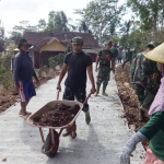 Satgas TMMD ke-106 Kodim Malang bersama masyarakat tak kenal lelah demi merampungkan pengecoran jalan di Desa Kedung Salam sesuai target.