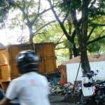 Sampah menumpuk di TPS Pasar Burung timbulkan bau busuk yang menyengat. [ft:nur qomar/ BANGSAONLINE]