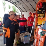 Sekkota Malang Wasto didampingi Kepala Pelaksana BPBD Ali Mulyanto meninjau peralatan pengamanan bencana usai menyaksikan simulasi penanganan bencana, Rabu (27/11). foto: IWAN IRAWAN/ BANGSAONLINE