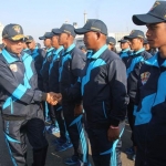 Panglima Koarmada II Laksda TNI Mintoro Yulianto menyalami para atlet yang hendak mengikuti Navy Open Water Sports Tournaments.