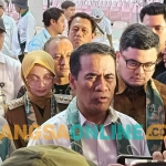 Menteri Pertanian didampingi Wagub Jatim, Bupati Kediri, dan Wali Kota Kediri, saat memberi keterangan ke awak media. Foto: MUJI HARJITA/BANGSAONLINE