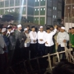 Dr. KH. Asep Saifuddin Chalim, MA (mengangkat tangan) didampingi Wakil Gubernur Jawa Timur Emil Elestianto Dardak dan Syaikh Barkawi dari Unviersitas Al Azhar Mesir beserta para kiai saat acara peletakan batu pertama masjid kampus Institut KH Abdul Chalim di Pacet Mojokerto, Selasa (22/10/2019). foto: BANGSAONLINE.com