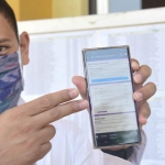 Wali Kota Kediri Abdullah Abu Bakar saat menunjukan aplikasi cekbansos. (foto: ist.)