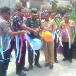 Kasdim 0801/Pacitan Mayor Inf Tomy Fedy Anugrahan sedang melakukan pengguntingan pita.