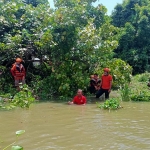 Petugas BPBD bersama relawan dibantu warga saat membersihkan Sungai Keramat Duduksampeyan. Foto: ist.