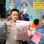 Wakapolres Malang Kota Kompol Bambang C Utomo, bersama Kasatreskrim AKP Komang Yoga AW, didampingi Kasubag Humas Ipda Ni Made S Marhaeni menunjukkan barang bukti pakaian pasca pembunuhan, Kamis (4/4). foto: IWAN IRAWAN/ BANGSAONLINE