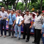 Warga Banjaran Driyorejo saat demo di DPRD Gresik. foto: syuhud/ BANGSAONLINE