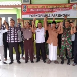Perwakilan Perguruan Pencak Silat se-Kabupaten Tuban bergandengan tangan dengan Forkopimka Parengan.