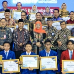 Gubernur Khofifah saat berada di Festika atau Festival Teknologi Informasi dan Komunikasi Jawa Timur 2025.