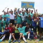 Tim Satkor Koarmatim saat selebrasi dengan foto bersama usai menerima piala bergilir dari Kasarmatim.