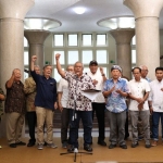 Guru Besar Psikologi UGM Koentjoro bersama para dosen, alumni, dan mahasiswa UGM saat membacakan Petisi Bulaksumur pada Rabu (31/1/2024) di Balairung UGM di Yogayakarta. Foto: KumparanNews