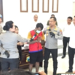 Pelaku galesung yang kini ditetapkan sebagai tersangka saat dihadirkan di konferensi pers Polrestabes Surabaya