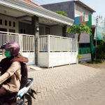 Rumah korban bercat putih.