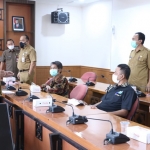 Bupati Gus Yani saat membuka pelatihan nakes untuk program vaksinasi. foto: SYUHUD/ BANGSAONLINE