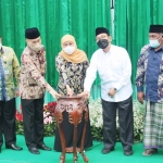 Gubernur Khofifah bersama Ketua MUI Jatim KH Mutawakkil Alallah melakukan seremoni pembangunan gedung baru Kantor MUI Jawa Timur. foto: istimewa