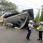 Petugas Satlantas Polres Gresik dan Dishub saat amankan lalin di lokasi baliho raksasa yang ambruk.