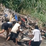 Tangkapan layar video saat warga menemukan motor yang terkubur di tepi sungai