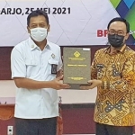 Bupati Pamekasan H. Baddrut Tamam saat menerima penghargaan WTP.