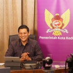 Wali Kota Kediri Abdullah Abu Bakar saat memberikan materi dalam Pengenalan Kehidupan Kampus Mahasiswa Baru (PKKMB) PSDKU Universitas Brawijaya Kediri, Senin (21/9). (foto: ist.)