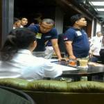 REKONSTRUKSI: Polisi saat reka ulang kasus kopi Mirna. foto: kompas