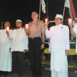 FKUB bersama Kapolres Jember AKBP Alfian Nurrizal beserta ratusan peserta lainnya menyalakan lilin sebagai refleksi Hari Kesaktian Pancasila.