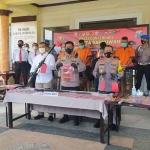 Kabid Humas Polda Jatim Kombes Pol Gatot Repli Handoko (tengah) dan Kapolresta Banyuwangi Kombes Pol Arman (kanan) saat rilis pers ungkap kasus penggerebekan industri senjata api, Sabtu (10/4/2021).
