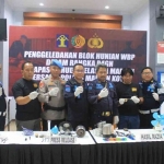 Hasil razia Lapas Pemuda Madiun dipamerkan kepada awak media.

