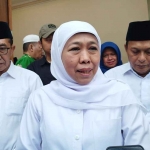 Gubernur Khofifah saat takziah ke kediaman almarhum KH Taufik Hasyim di Desa Angsanah, Kecamatan Palengaan, Pamekasan.
