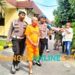 Kades Saiful Anwar saat digelandang petugas. Foto: M Andy Fachrudin/BANGSAONLINE