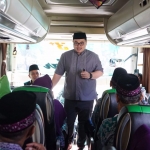 Bupati Kediri Hanindhito Himawan Pramana saat menyapa para jemaah calon haji di atas bus sebelum diberangkatkan ke Surabaya. Foto: Ist.