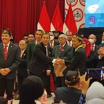 Ali Sodikin (kanan) saat menerima jabatan Ketua IDI Jember periode 2022-2025 dari ketua sebelumnya.