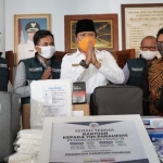 Bupati Pasuruan, Irsyad Yusuf menerima bantuan dari Yayasan Rumah Kita dan Sampoerna. foto: istimewa
