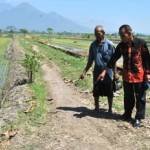 Kasi Pemerintahan Desa Ketegan, H. M Ali (kanan) dan Bi’in (kiri) penjaga air sawah. (foto: Agus HP/BANGSAONLINE)